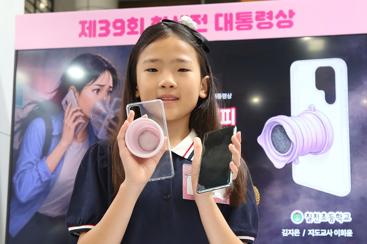 지난달 30일 대구 북구 엑스코(EXCO)에서 개막한 '2026 청소년 발명 페스티벌'에서 경남 거제시 칠천초등학교 5학년 김지온 학생이 자신의 발명품인 '초기화재 대피 호흡 그립톡'을 선보이고 있다. / 뉴스1