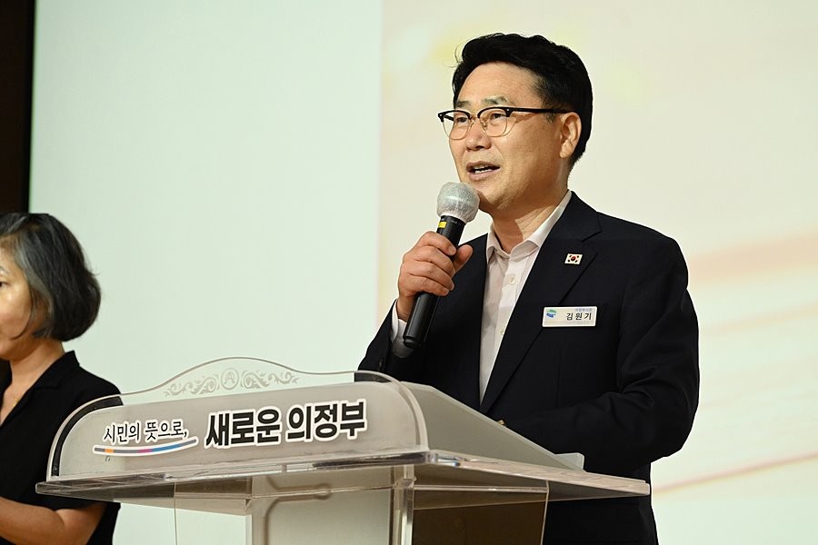 김원기 의정부시장이 8월 27일 시청 태조홀에서 열린 ‘의정부시 사회복지사 보수교육’ 현장을 방문해 사회복지사들의 노고를 격려하고 있다