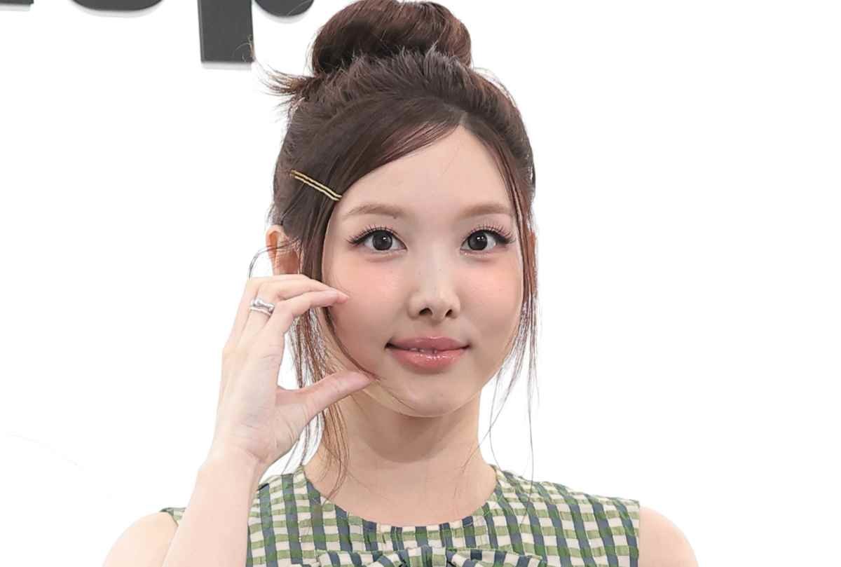 트와이스 나연이 지난 6월 서울 성동구 성수동에서 열린 글로벌 슈즈 브랜드 핏플랍(fitflop) '0 STEP(제로스텝)' 팝업스토어 오픈행사에 참석해 사랑스러운 포즈를 취하고 있다.  / 뉴스1