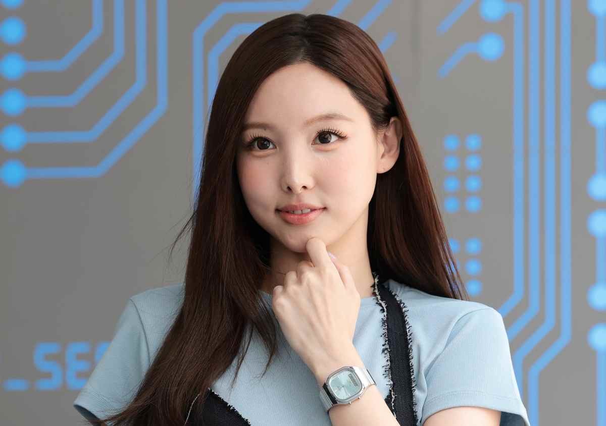 트와이스(twice) 나연이 지난 6월 서울 강남구 카시오 스토어 도산에서 열린 시계 브랜드 '카시오(CASIO)' 플래그십 스토어 오픈 1주년 기념 행사에 참석해 포즈를 취하고 있다.   / 뉴스1