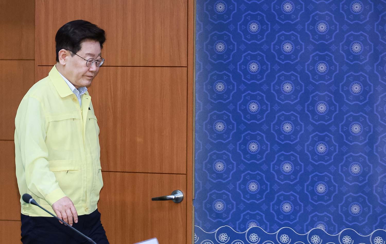 이재명 대통령이 27일 서울 종로구 외교부 청사에서 열린 네팔 홍수 대응 긴급회의에 입장하고 있다. / 뉴스1 (청와대통신사진기자단)