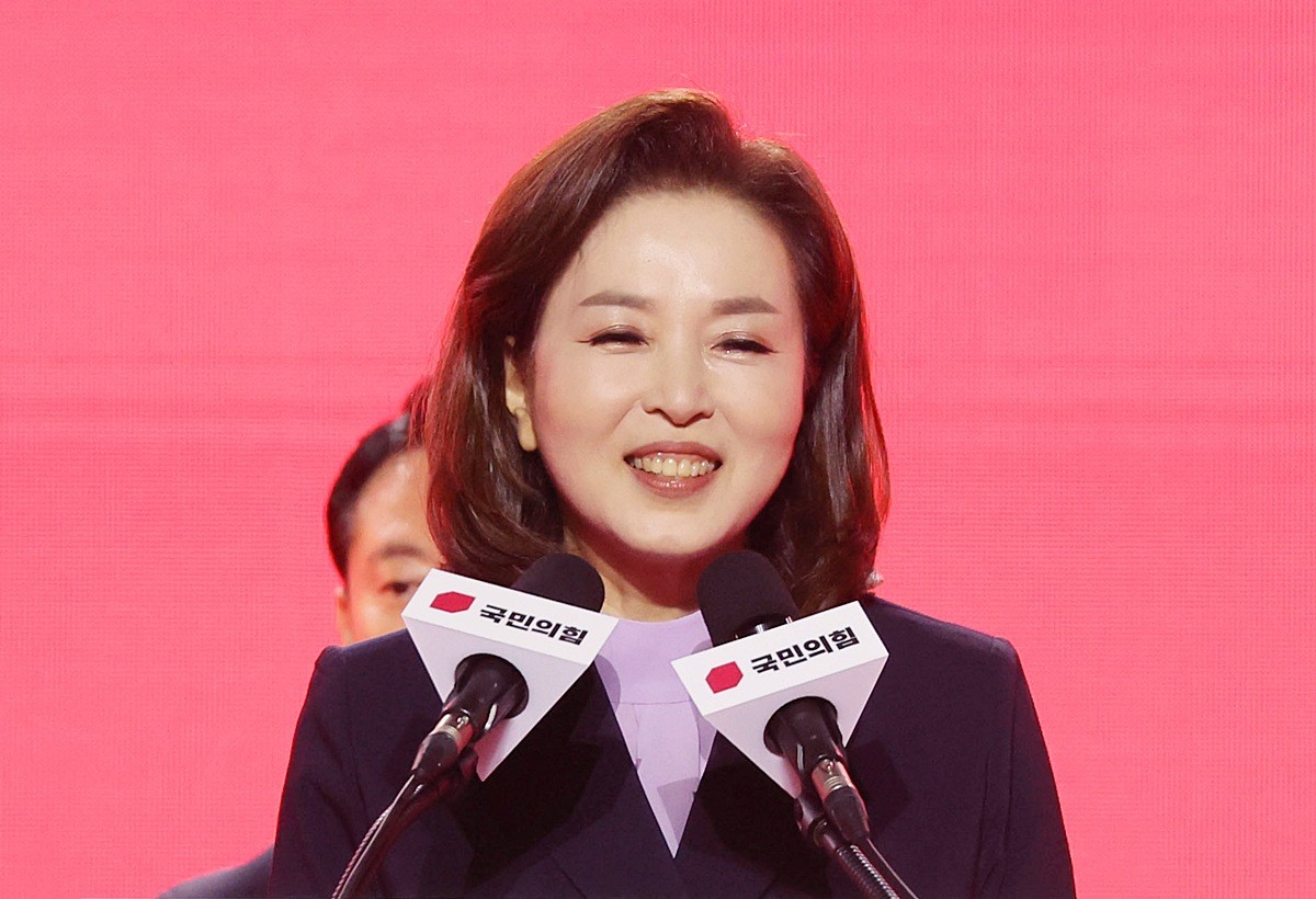 김민전 국민의힘 의원 자료 사진. 김민전 의원은 박근혜 전 대통령과 윤석열 전 대통령을 동시에 언급했다. 김 의원은 28일 '어제 박근혜 (전) 대통령님의 말씀은 감사와 감동 그 자체였다'라며 '윤석열 (전) 대통령님도 어서 다시 뵙길 간절히 바라게 된다'라고 밝혔다. 김 의원은 이날 페이스북을 통해 이렇게 밝혔다. / 뉴스1