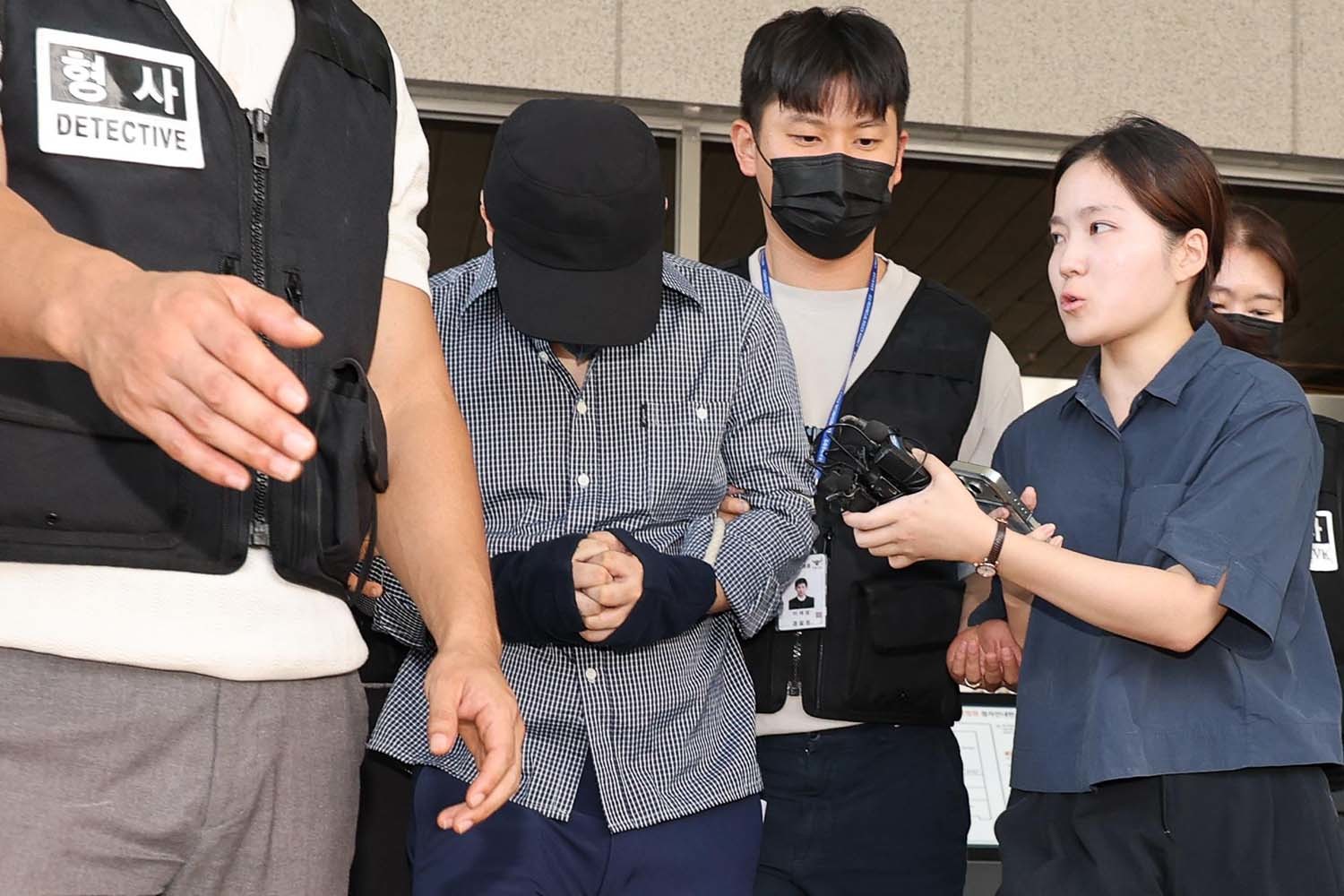장미란 씨 등 실종 사건 2건을 허위종결한 혐의를 받는 제주서부경찰서 소속 부 모 경장이 25일 제주지방법원에서 구속 전 피의자 심문(영장실질심사)을 마친 뒤 이동하고 있다.  / 뉴스1