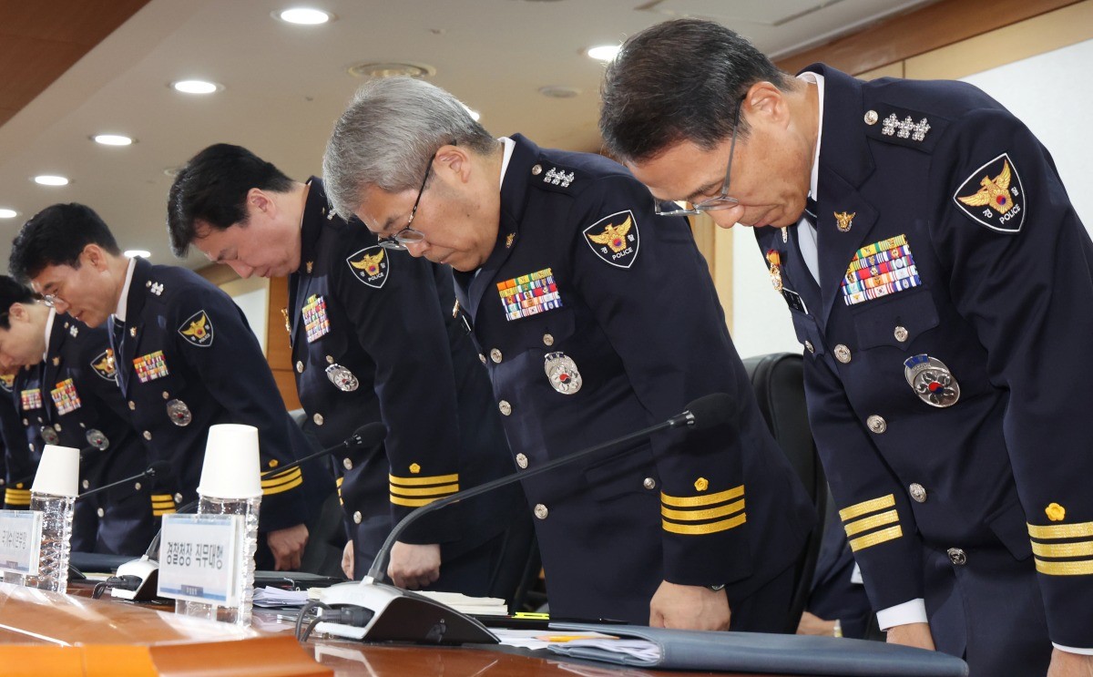 유재성 경찰청장 직무대행 및 경찰 지휘부가 26일 오후 서울 종로구 세종대로 정부서울청사에서 열린 경찰 지휘부 회의에서 제주 실종사건과 관련해 사과를 하고 있다. / 뉴스1