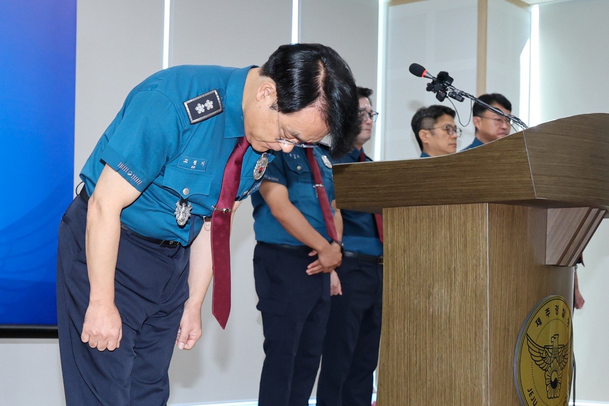 고평기 제주경찰청장이 27일 청사에서 열린 지휘부 회의에서 실종사건 허위 종결 사태와 관련, 대도민 메시지를 발표하며 사과하고 있다. / 뉴스1