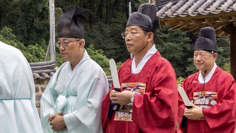 김찬술 대덕구청장(사진 가운데)이 28일 회덕향교에서 성현께 민선 9기 출범을 맞아 김찬술 대덕구청장 취임을 알리는 ‘고유제’를 봉행하고 있다./사진=대덕구
