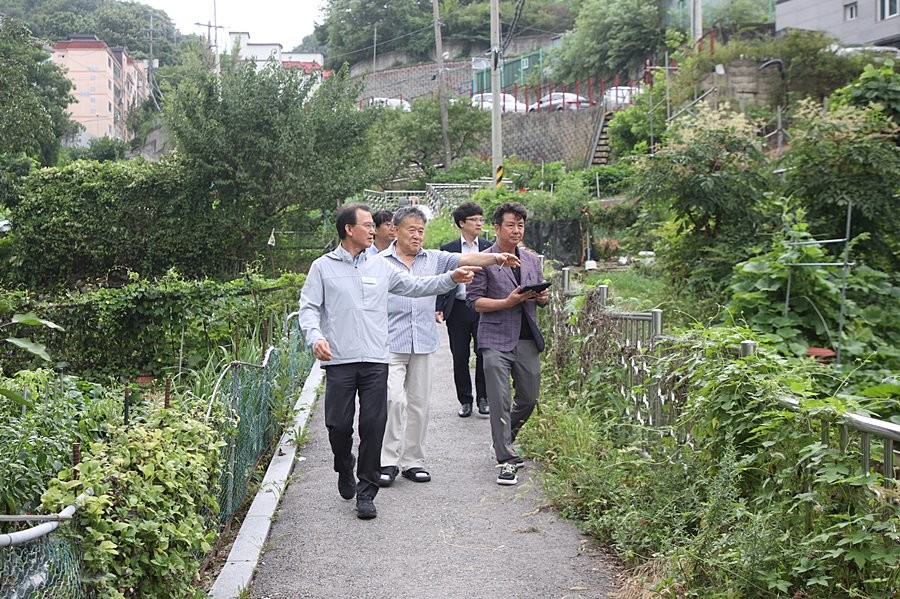 최현덕 남양주시장이 화도읍 묵현7리 급경사지 우회도로 개설 예정지에서 관계자들과 현장 여건을 점검하고 있다