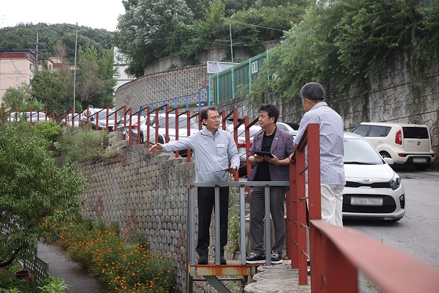 최현덕 시장이 화도읍 묵현7리 급경사지 우회도로 개설 예정지의 도로 단절 구간과 주변 지형을 살펴보고 있다