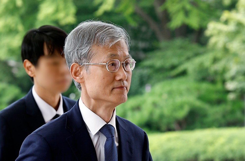 조희대 대법원장이 28일 오전 서울시 서초구 서초동 대법원으로 출근하고 있다. / 뉴스1
