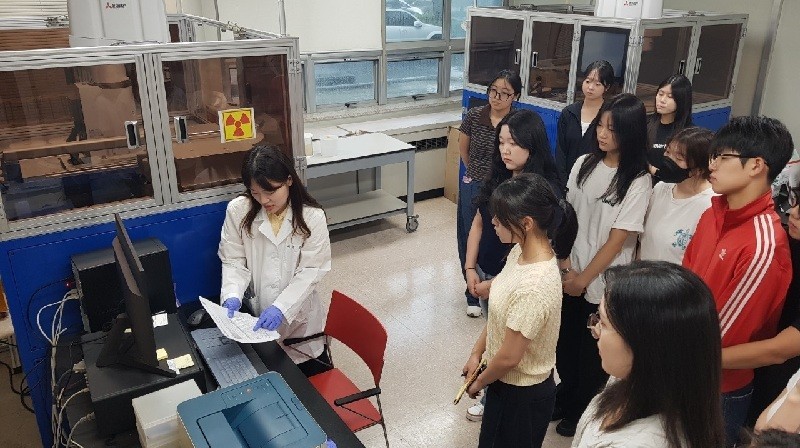 대전보건환경연구원에서 지역 대학생들이 수산물 방사능 분석 장비와 검사 과정을 살펴보며 ‘식품 방사능 검사 실무 체험 프로그램’에 참여하고 있다. /사진=대전보건환경연구원