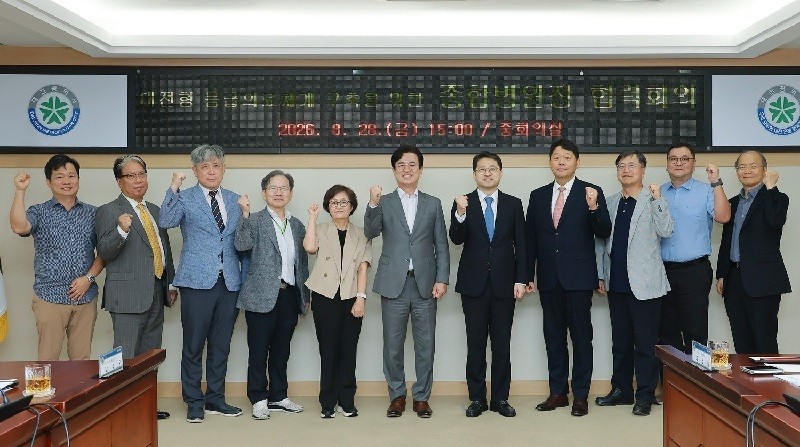 28일 대전시청에서 열린 ‘대전형 필수·응급의료체계 구축을 위한 종합병원장 협력회의’에서 허태정 시장과 지역 주요 종합병원 관계자들이 기념촬영을 하고 있다. /사진=대전시