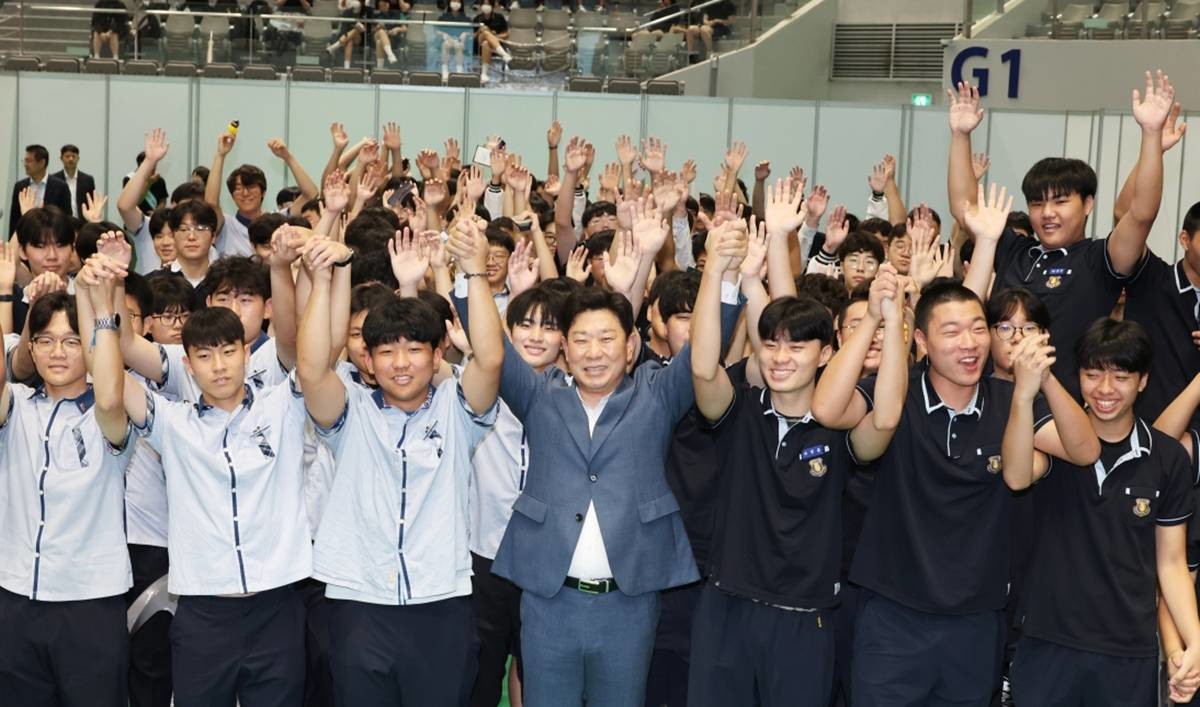 포항시는 28일 포항실내체육관에서 포항 직업계고 취업박람회를 개최했다. 사진은 박용선 시장과 참여 학생들/이하 포항시