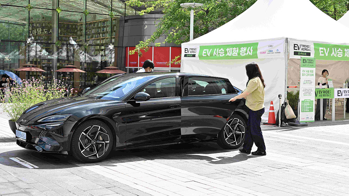 관람객이 BYD 씰을 시승하고 있다. / EV트렌드코리아 운영위원회