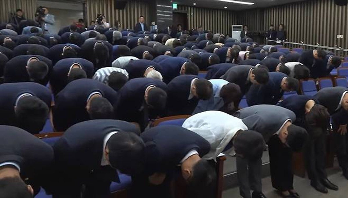 지난 20일 의원총회에서 단체로 90도 인사를 하고 있는 민주당 의원들. / 민주당 유튜브 ‘델리민주’ 영상 갈무리
