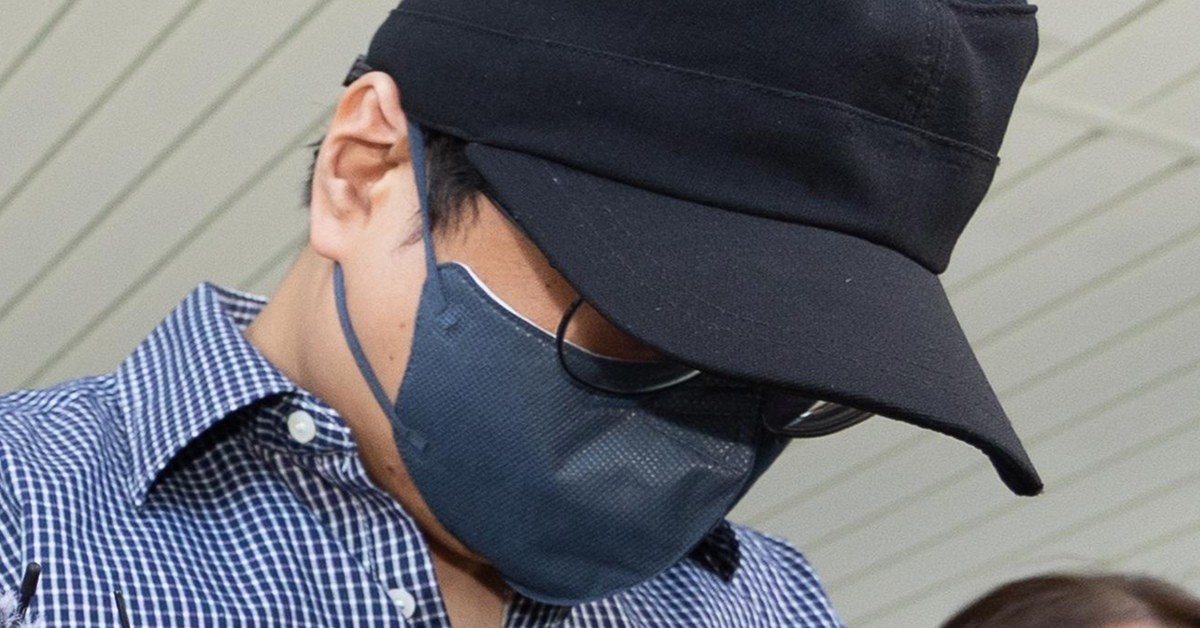 장미란 씨 등 실종 사건 2건을 허위종결한 혐의를 받는 제주서부경찰서 소속 부 모 경장이 지난 25일 제주지방법원에서 구속 전 피의자 심문(영장실질심사)을 마친 뒤 이동하고 있다. / 뉴스1