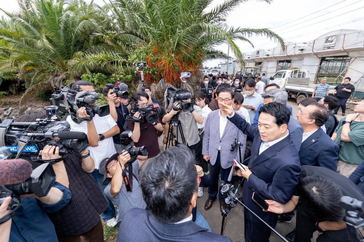 장동혁 국민의힘 대표가 28일 제주시 한림읍을 찾아 실종신고 허위 종결 사건 피해자 장 모씨의 시신이 발견된 야자수숲 현장을 살펴보며 경찰 설명을 듣고 있는 모습. / 뉴스1