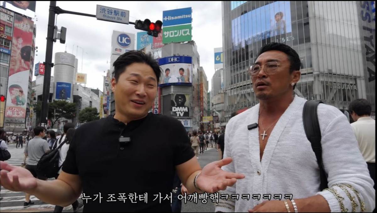 전 종합격투기 선수 추성훈과 래퍼 스윙스가 일본 도쿄 시부야 거리에서 이른바 ‘어깨빵’ 행위를 하는 사람들을 찾아 나섰다. / 유튜브 ' 추성훈 ChooSungHoon'
