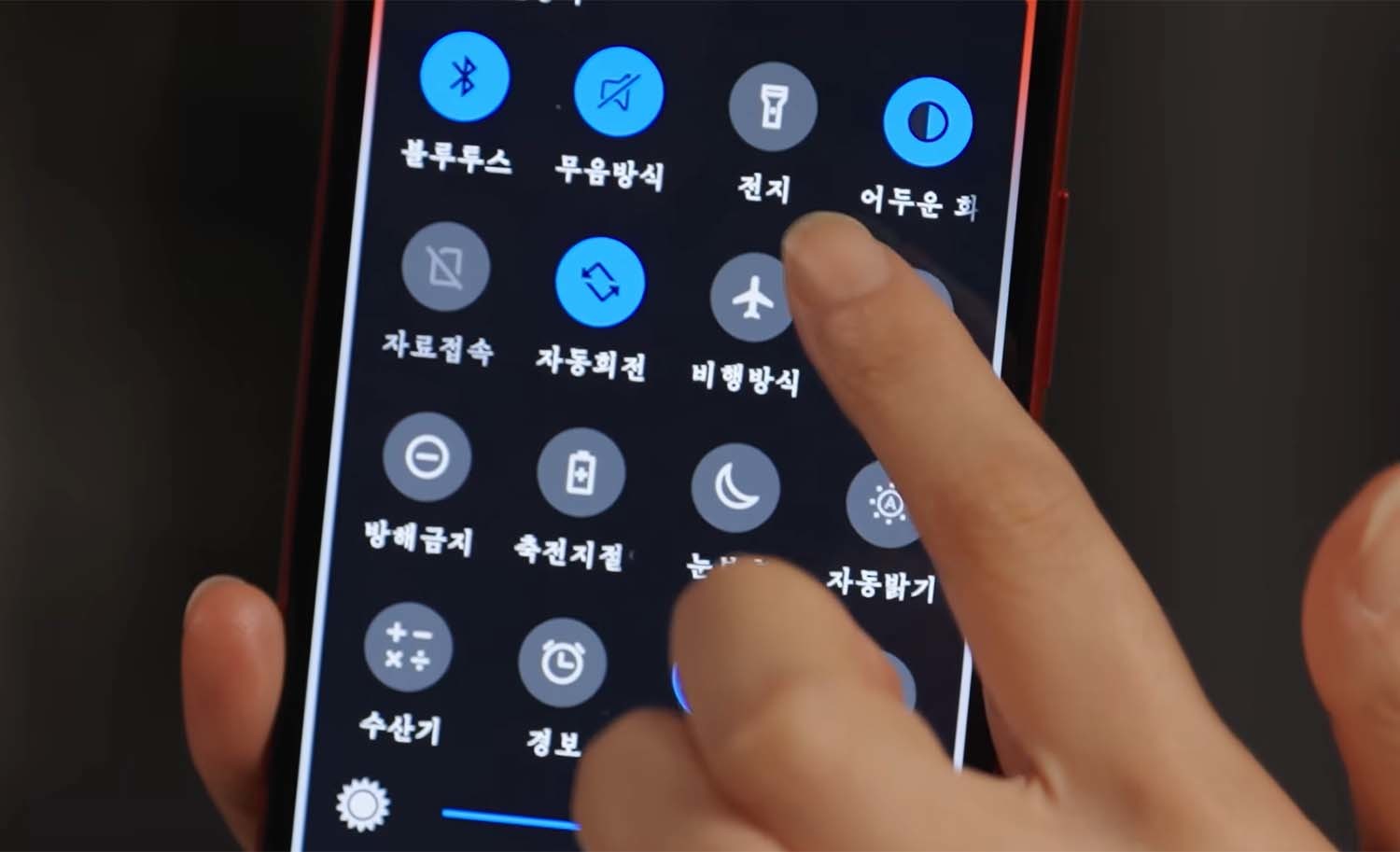월스트리트저널 기자가 북한이 만든 스마트폰을 만지고 있다. / 월스트리트저널 유튜브