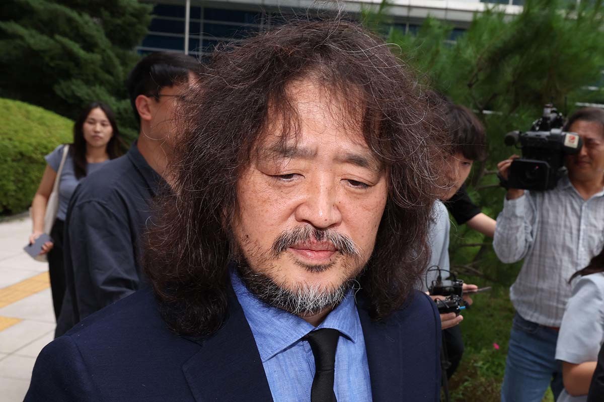 방송인 김어준이 14일 오후 서울 도봉구 서울북부지방법원에서 이동재 전 채널A 기자 명예훼손 혐의 선고 공판에서 벌금 2000만원을 선고받은 뒤 입장 표명 없이 법원을 나서고 있다./ 뉴스1