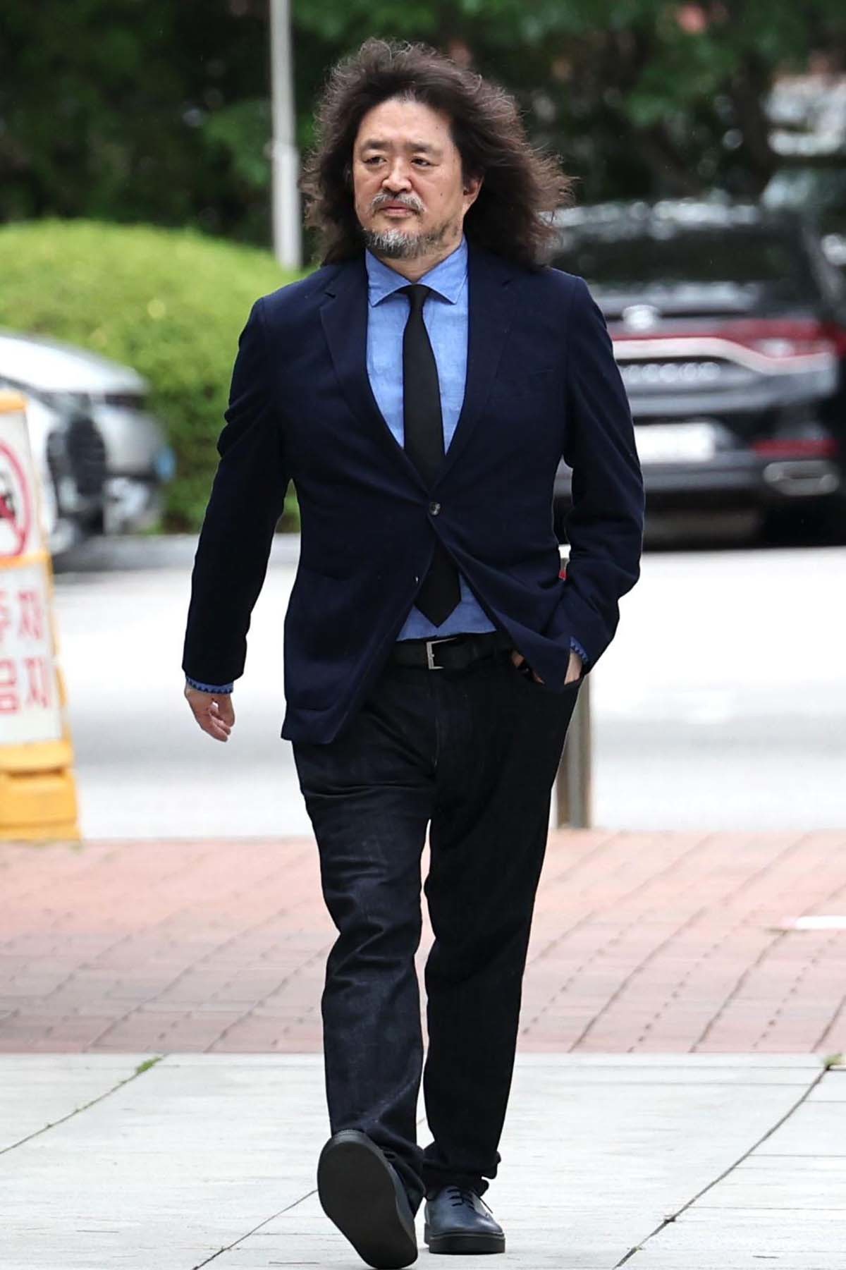 방송인 김어준이 14일 오후 서울 도봉구 서울북부지방법원에서 이동재 전 채널A 기자 명예훼손 혐의 선고 공판에서 벌금 2000만원을 선고받은 뒤 입장 표명 없이 법원을 나서고 있다./ 뉴스1