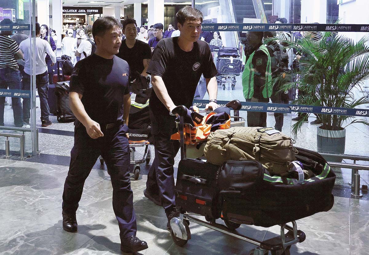 임상우 외교부 재외국민보호·영사담당 정부대표를 단장으로 한 합동신속대응팀이 27일 오후(현지시간) 네팔 카트만두 트리부반 국제공항에 도착하고 있다. / 뉴스1