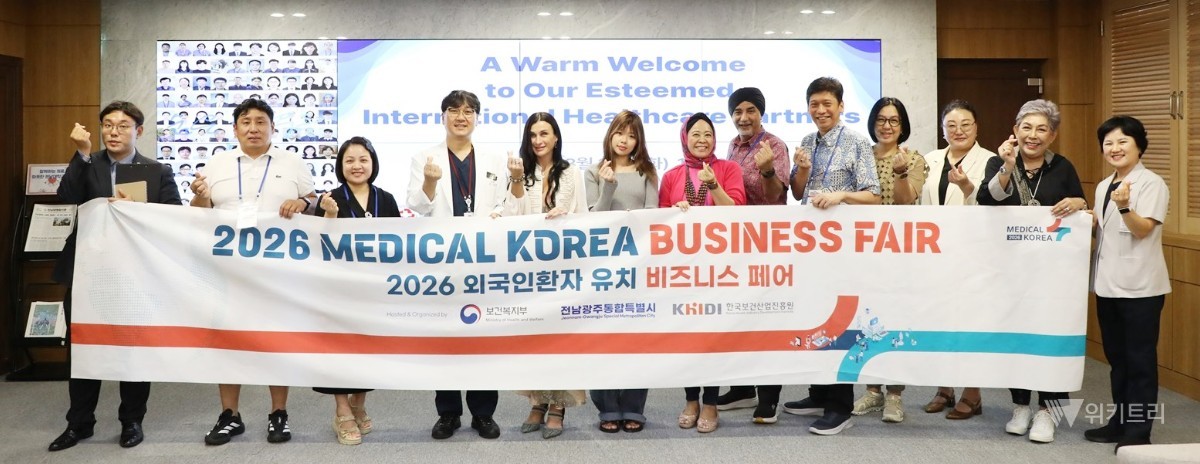 전남대학교병원은 지난 25일 행정동 2층 접견실에서 중국, 몽골, 베트남, 태국, 말레이시아, 인도네시아, 카자흐스탄, 러시아 등 8개국 해외 유치업체 관계자 10여 명을 초청한 병원 팸투어를 진행한 후 단체사진을 촬영하고 있다. / 전남대병원
