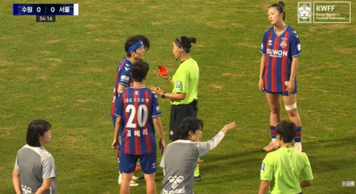 주심에게 항의 중인 등번호 10번의 지소연(35·수원FC 위민) / 유튜브 '한국여자축구연맹'