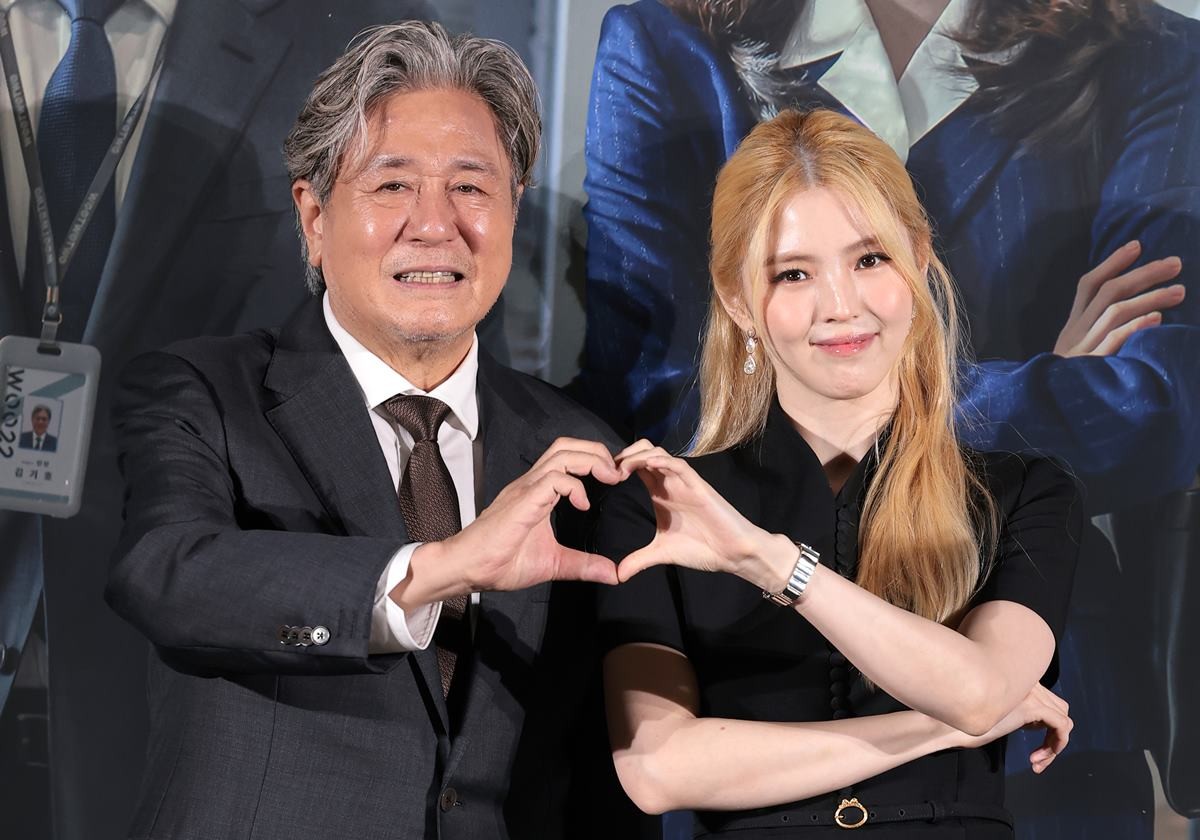 배우 최민식과 한소희(오른쪽)가 24일 오전 서울 용산구 CGV 용산아이파크몰에서 영화 ‘인턴'(감독 김도영) 제작보고회에 참석해 포즈를 취하고 있다. / 뉴스1