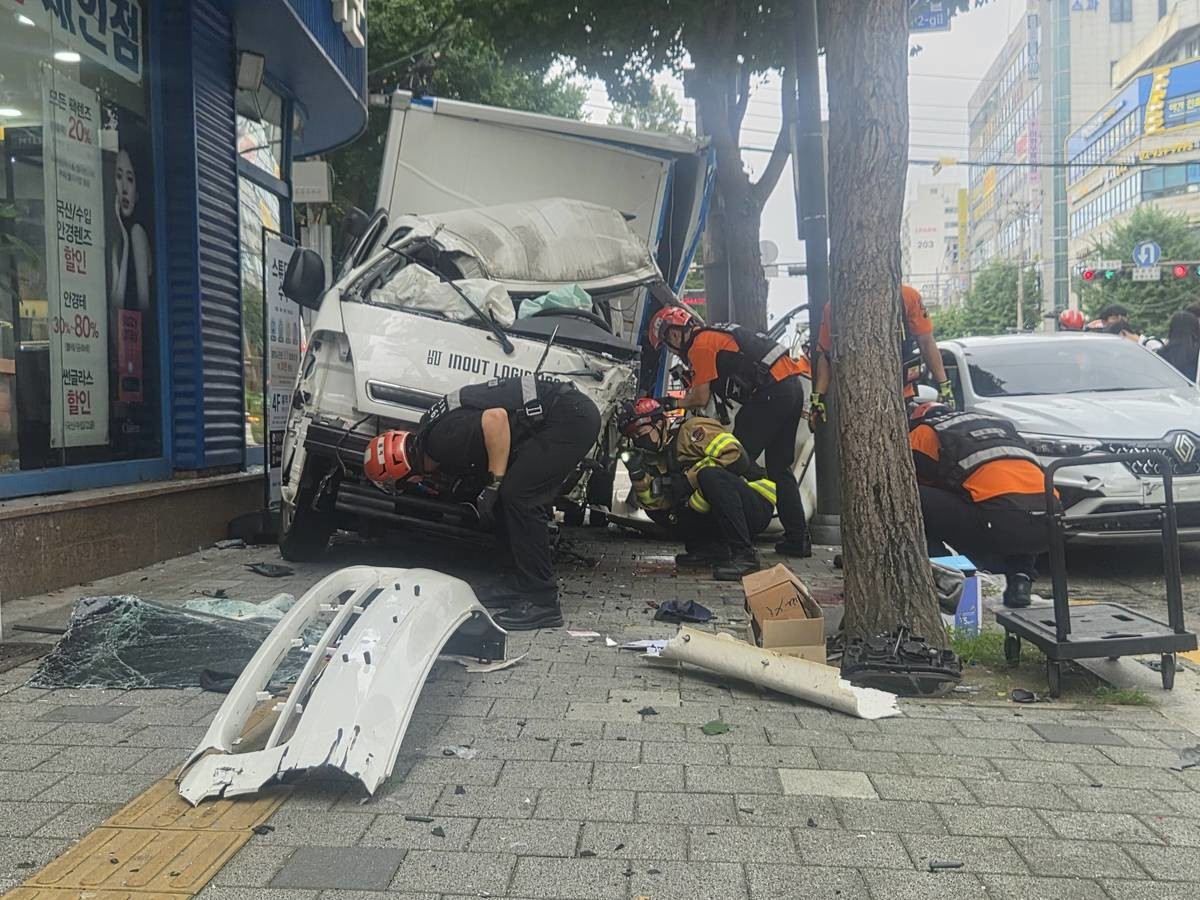 서울 노원구 1톤 탑차 돌진 사고 현장 모습. 28일 오후 2시 22분쯤 서울 노원구 중계동에서 유턴하는 승용차를 피하려던 1톤 화물차가 전신주와 인근 안경점 유리창을 들이받는 사고가 났다고 경찰과 소방 당국이 밝혔다. 당시 사고로 화물차 운전자인 30대 남성, 신호 대기 중이던 행인 80대 남성과 50대 여성이 크게 다쳐 병원에 이송됐다. 사고를 당한 행인은 부녀 사이인 것으로 전해졌다. 경찰은 1톤 탑차 운전자 남성에게서 음주나 약물 등 정황은 발견되지 않았다고 밝혔다. 경찰은 탑차 운전자를 교통사고처리특례법 위반(치상) 혐의로 입건하는 것을 검토할 계획이다. / 연합뉴스
