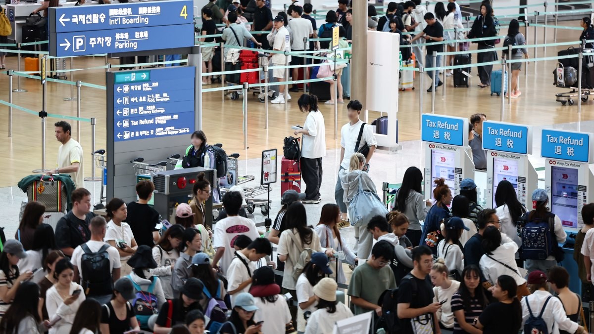 인천국제공항 1터미널이 이용객들로 붐비고 있다. / 뉴스1
