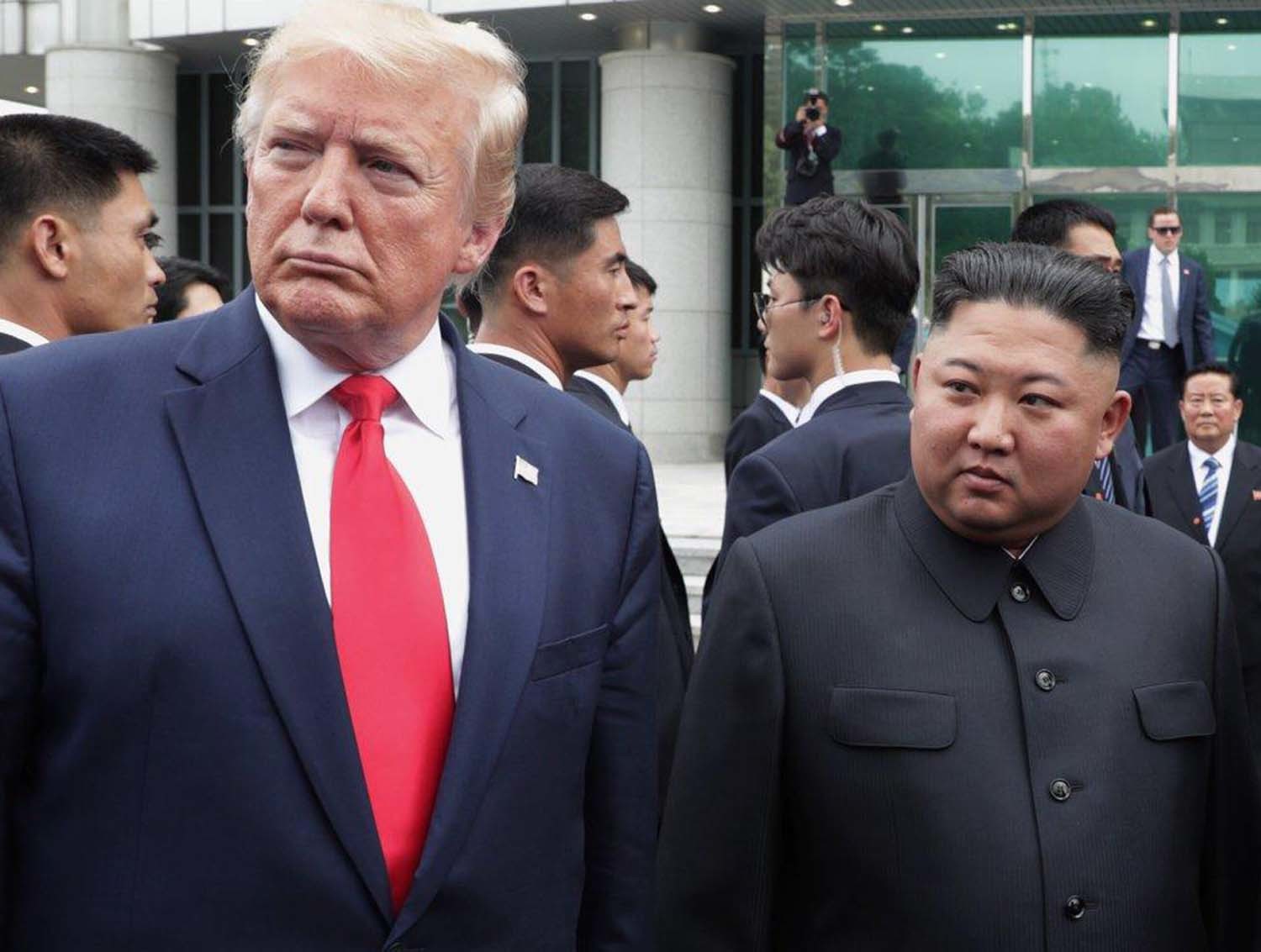 도널드 트럼프 미국 대통령과 김정은 북한 국무위원장이 2019년 6월 30일 판문점에서 만났을 당시의 모습을 담은 사진. / 당시 청와대 제공
