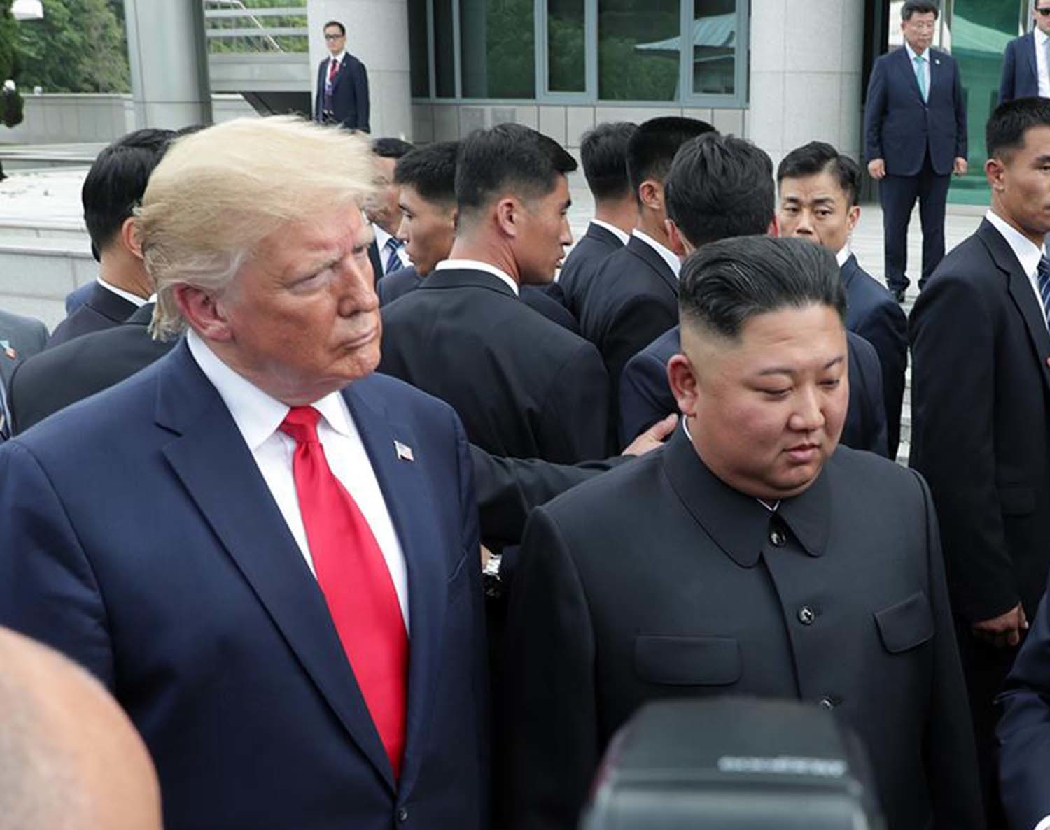 도널드 트럼프 미국 대통령과 김정은 북한 국무위원장이 2019년 6월 30일 판문점에서 만났을 당시의 모습을 담은 사진. / 당시 청와대 제공