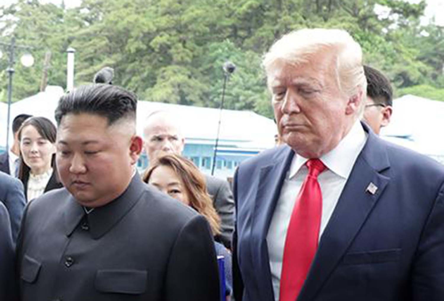 도널드 트럼프 미국 대통령과 김정은 북한 국무위원장이 2019년 6월 30일 판문점에서 만났을 당시의 모습을 담은 사진. / 당시 청와대 제공