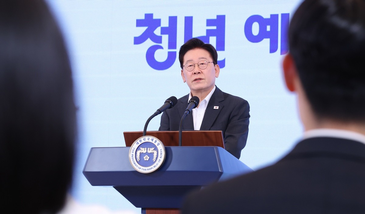이재명 대통령이 28일 청와대에서 열린 '청년 예산 언박싱 2027'에서 발언하고 있다. 이 대통령은 28일 열린 행사 모두발언에서 '제가 자라던 시절에는 '젊어서 고생은 사서도 한다'라는 말이 설득력이 있었지만 지금은 이런 얘기를 하면 뺨을 (맞을까 봐) 조심해야 하는 상황이 됐다'라며 '한번 넘어지면 다시는 못 일어난다는 불안감이 번져 있다'라고 진단했다. 이어 '사회가 변동성이 줄고 역동적 사회에서 안정적 사회로 기회가 적은 저성장 사회로 바뀐 것이 원인'이라며 '사회 전체로 보면 발전이기도 하지만 구성원들로서는 어려운 상황이 됐다'라고 덧붙였다. / 뉴스1
