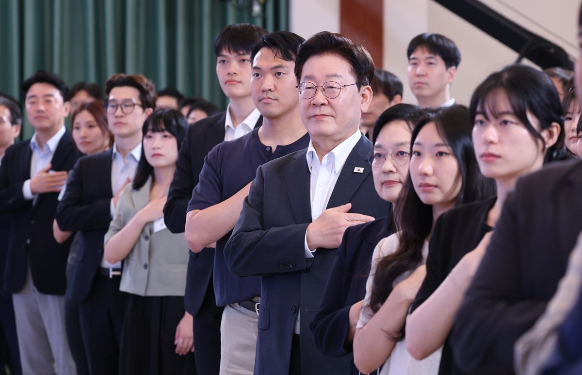 이재명 대통령이 28일 청와대에서 열린 '청년 예산 언박싱 2027'에서 국민의례를 하고 있다. / 뉴스1