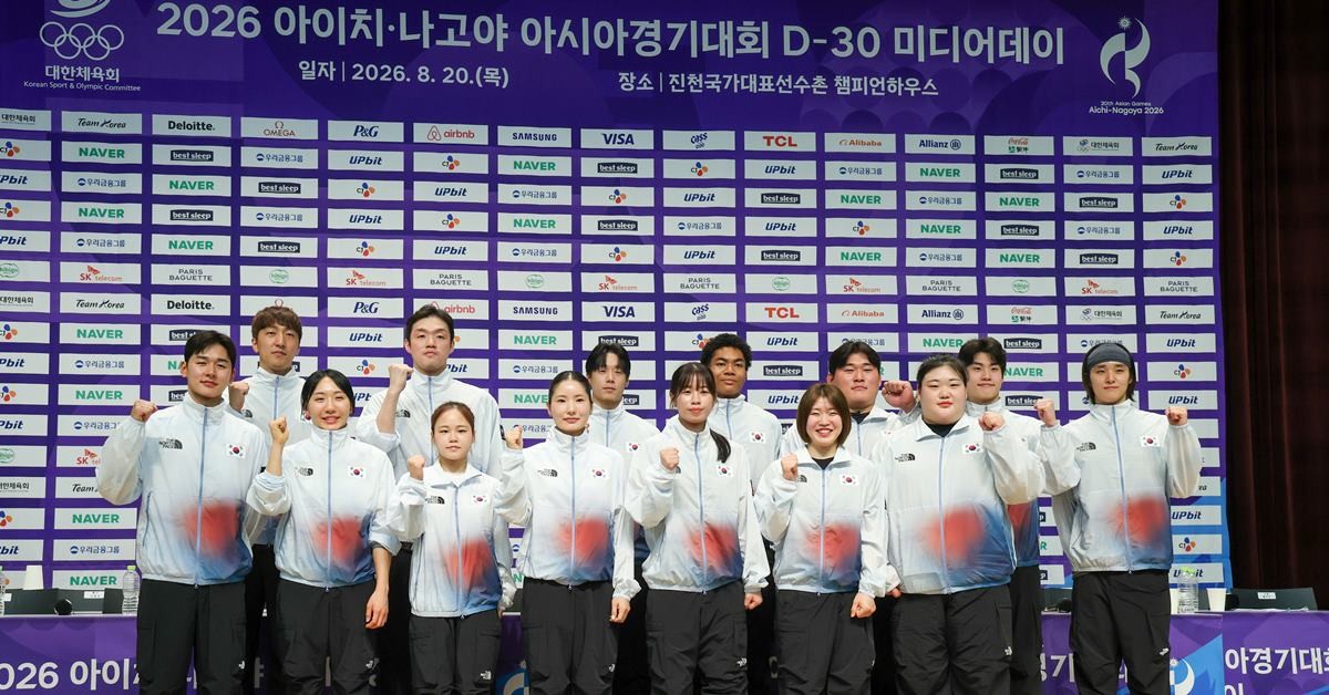 국가대표 선수들이 20일 충북 진천선수촌에서 2026 아이치·나고야하계아시아경기대회 D-30 미디어데이 대한민국선수단 기자회견을 마친 뒤 기념 촬영을 하고 있다. 앞줄 왼쪽부터 전웅태, 성승민, 여서정, 송세라, 임애지, 허미미, 박혜정, 두번째줄 왼쪽부터 차영석, 이승현, 이재성, 나마디 조엘진, 김민종, 황선우, 김우민. / 뉴스1