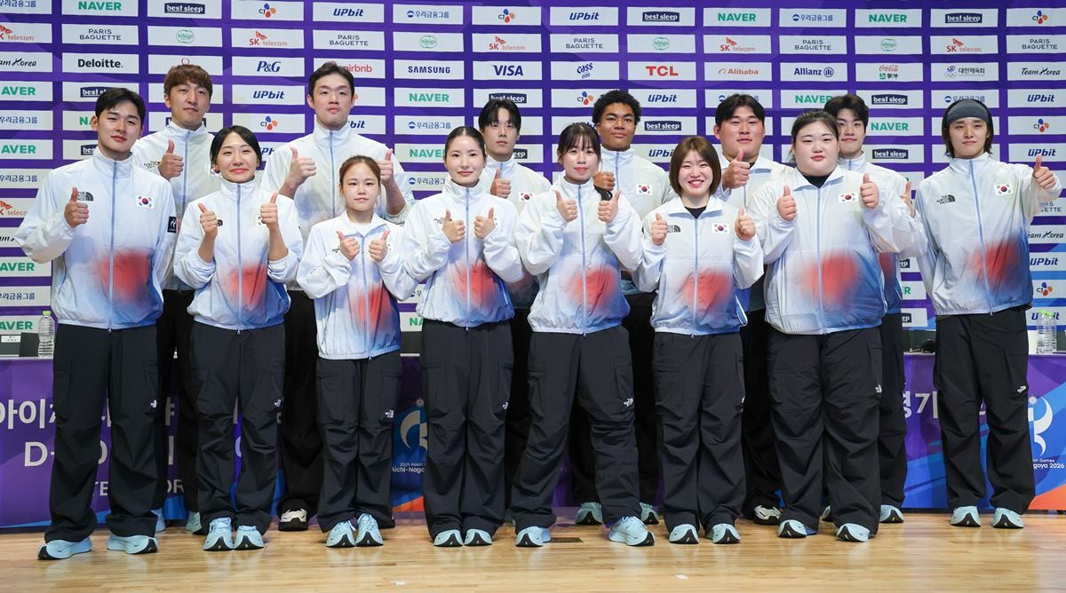 국가대표 선수들이 20일 충북 진천선수촌에서 2026 아이치·나고야하계아시아경기대회 D-30 미디어데이 대한민국선수단 기자회견을 마친 뒤 기념 촬영을 하고 있다. 앞줄 왼쪽부터 전웅태, 성승민, 여서정, 송세라, 임애지, 허미미, 박혜정, 두번째줄 왼쪽부터 차영석, 이승현, 이재성, 나마디 조엘진, 김민종, 황선우, 김우민. / 뉴스1