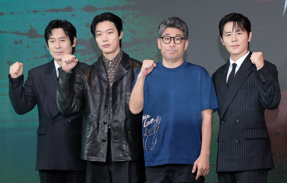 (왼쪽부터)배우 설경구와 류준열, 김홍선 감독, 이규형이 20일 서울 마포구 호텔 나루 서울 엠갤러리에서 열린 넷플릭스 시리즈 '들쥐' 제작발표회에서 포즈를 취하고 있다. / 뉴스1