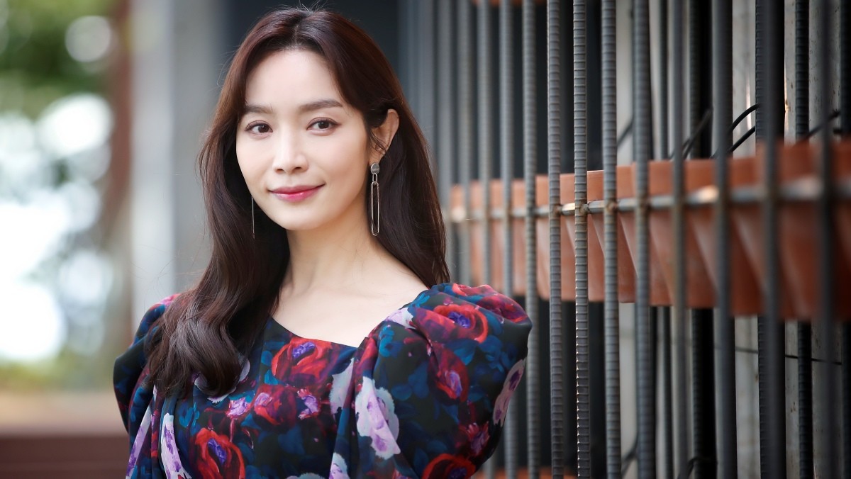 배우 이민영 지료사진. 배우 이민영의 부친이 29일 별세했다. 이민영은 가족을 비롯해 연인인 소속사 안형조 대표와 함께 자리를 지키며 조문객을 맞이하고 있는 것으로 알려졌다. 이민영은 국내 안방극장에서 오랜 세월 얼굴을 알려온 중견 배우다. 아역 배우 활동을 시작으로 1994년 MBC 공채 탤런트 23기로 정식 데뷔하며 성인 연기자의 길을 걷기 시작했다. 2025년에는 MBN 드라마 '퍼스트레이디'에서 신해린 역을 맡아 열연을 펼쳤다. 사진은 2022년 TV조선 주말드라마 '결혼작사 이혼작곡3' 종영 인터뷰 당시 자료사진. / 뉴스1