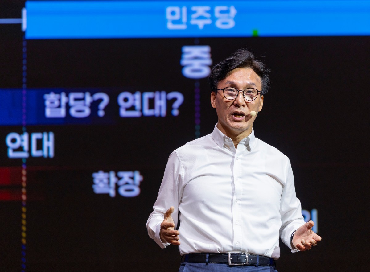 더불어민주당 김민석 대표가 27일 인천 중구 인스파이어 리조트에서 열린 2026년 정기국회 대비 국회의원 워크숍에서 '민주의 황금시대'를 주제로 한 기조연설에서 민주당의 미래와 방향성에 대해 설명하고 있다. 2026.8.27 / 연합뉴스