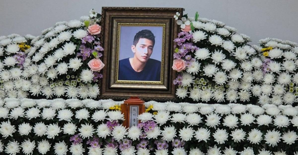 “야 신병, 형 꿈에 놀러 와줘”…故 이용주 빈소서 한참 못 떠난 ‘남자 연예인’