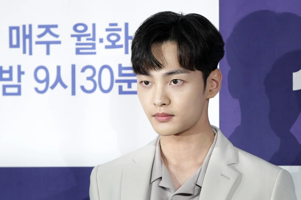 5~6회 관통하는 입맞춤 장면, 삼각관계 본격화 / “꽃파당”의 김민재 (사진=뉴스1)