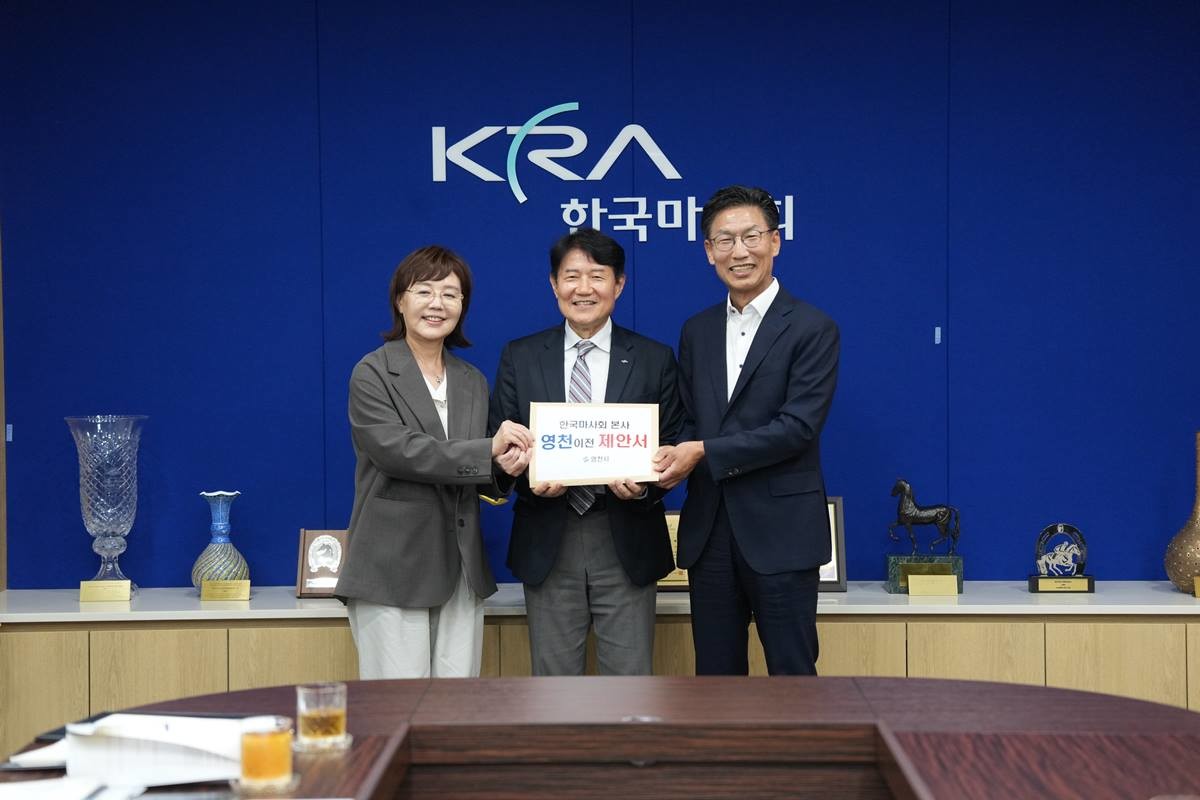 양금희 경북도 경제부지사(좌)와 김병삼 영천시장(우)은 28일 한국마사회를 방문해 우희종 마사회장(가운데)에게 마사회 본사의 경북 이전을 건의했다/경북도