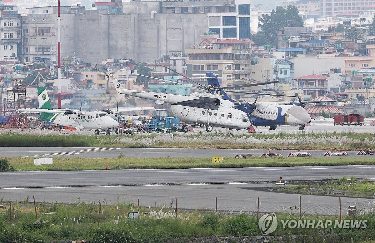 홍수·산사태 구조 작업이 이어지고 있는 지난 28일 네팔 카트만두 트리부반 국제공항에서 헬기가 이동하고 있다 / 연합뉴스