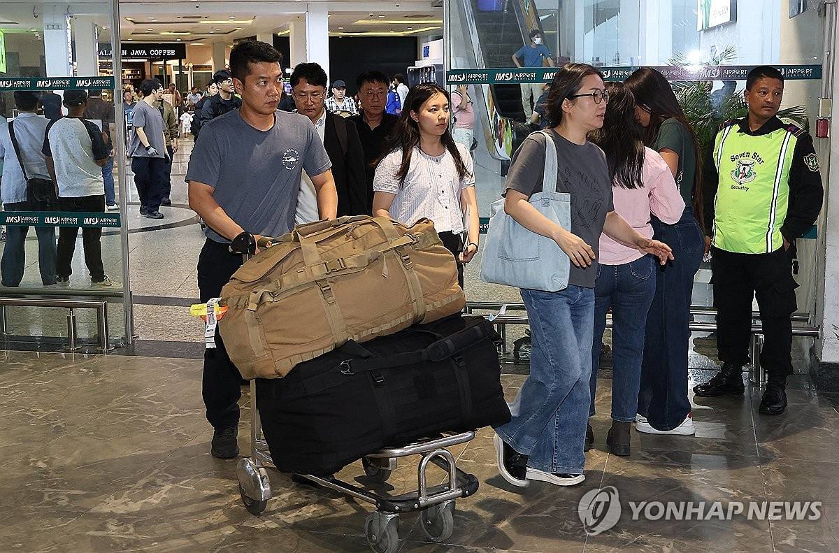 한국 외교부·경찰청·소방청으로 구성된 정부 합동 2차 신속대응팀이 29일(현지시간) 네팔 카트만두 국제공항에서 이동하고 있다 / 연합뉴스
