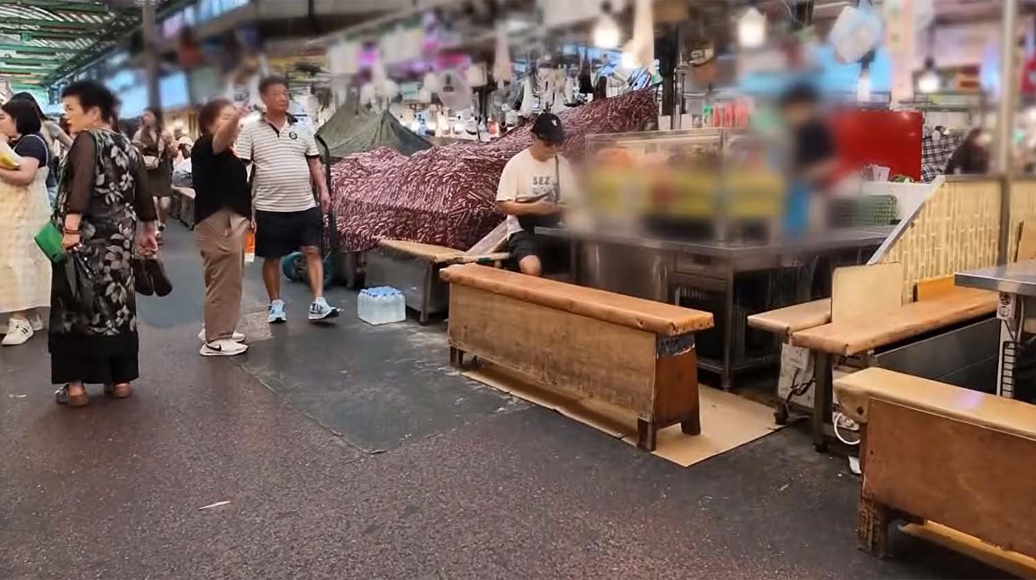 서울 광장시장에서 같은 생수 한 병을 손님에 따라 다른 값에 파는 모습과 함께 손님 젓가락이 닿은 음식을 재사용하는 모습이 포착됐다. / 채널A