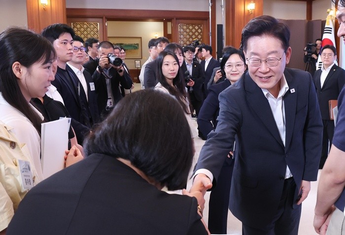 청년들과 인사하는 이재명 대통령 / 뉴스1