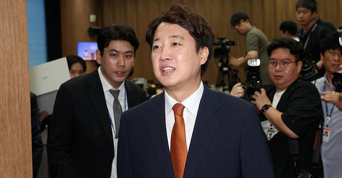 이준석 개혁신당 대표가 지난 26일 오전 서울 여의도 국회 소통관에서 당대표 사퇴 기자회견을 마치고 회견장을 나서고 있다 / 뉴스1