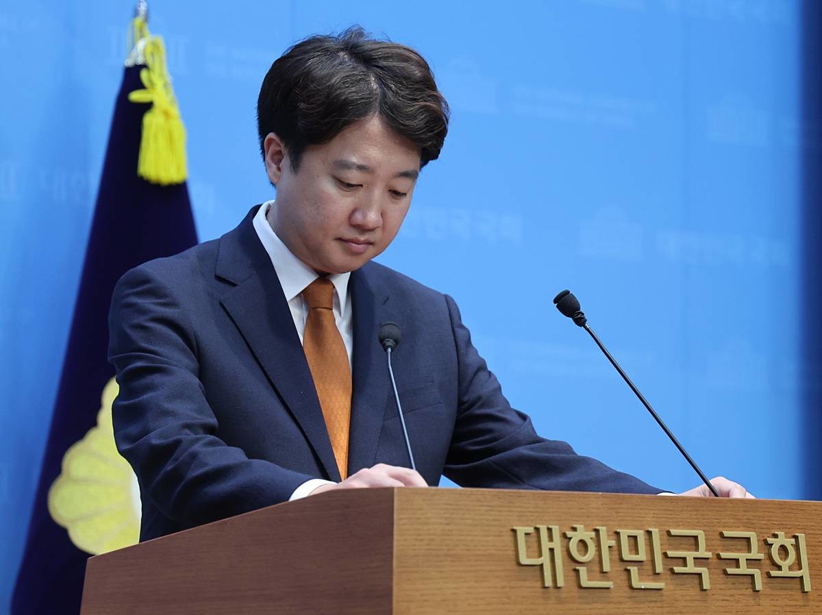 이준석 '당 자강·쇄신 설득 못해…모든 책임지고 사퇴'. 이준석 개혁신당 대표가 지난 26일 오전 서울 여의도 국회 소통관에서 당대표 사퇴 기자회견을 위해 마이크를 조정하고 있다 / 뉴스1