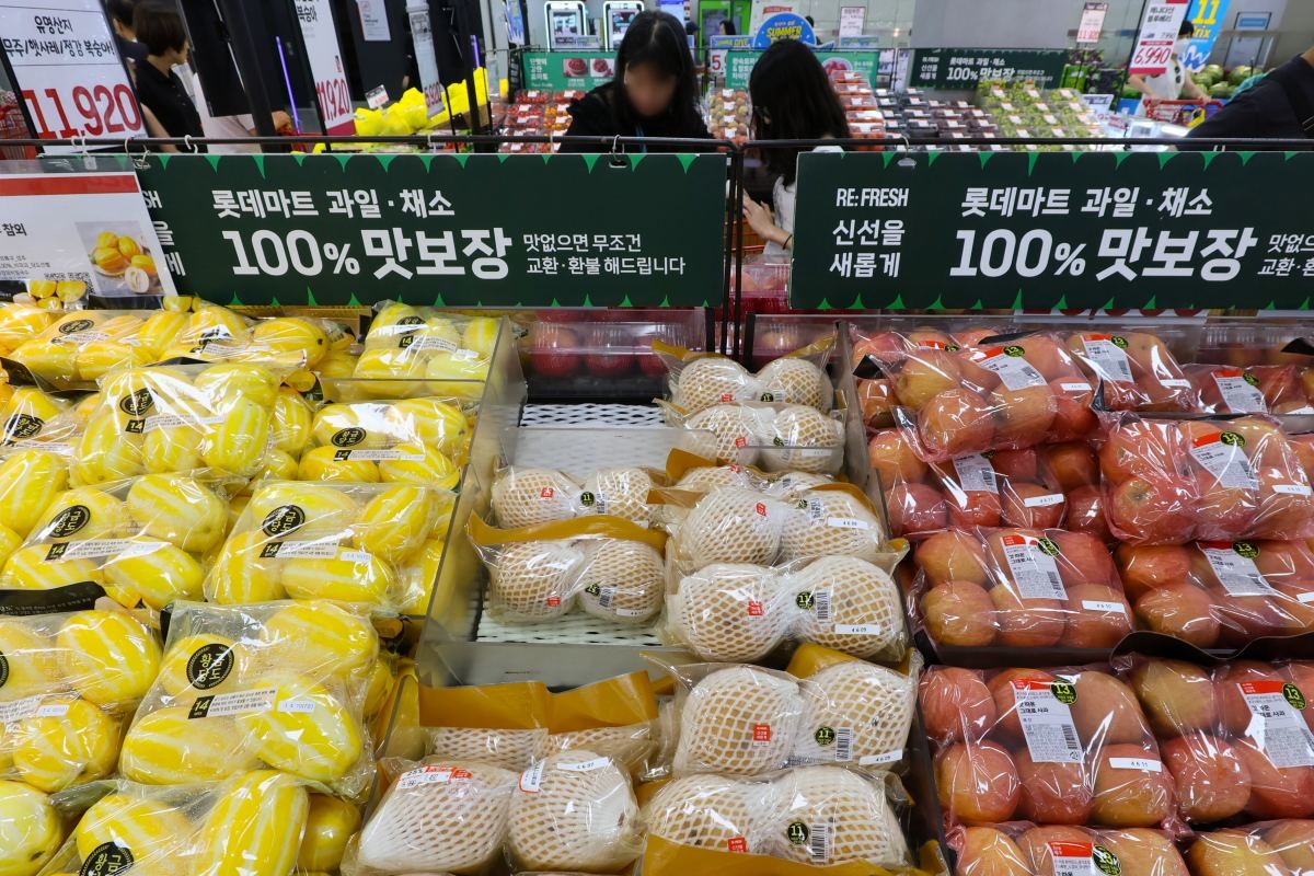 서울 시내 대형마트에 과일 판매대 모습. / 연합뉴스
